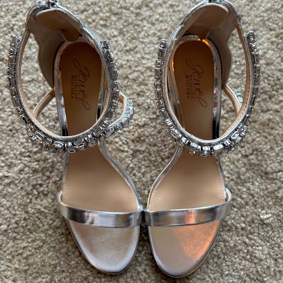 Badgley Mischka NWOT Jewel Collection Silver Heels With Crystal Ankle Straps 8.5 - Picture 6 of 7